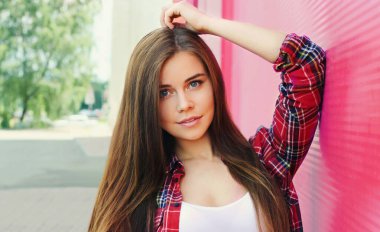 Şehirde poz veren güzel esmer bir kadının portresi.