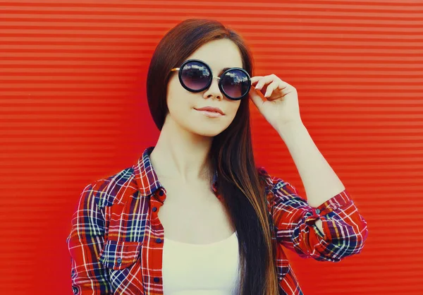 Retrato Una Hermosa Joven Morena Con Gafas Sol Una Ciudad — Foto de Stock