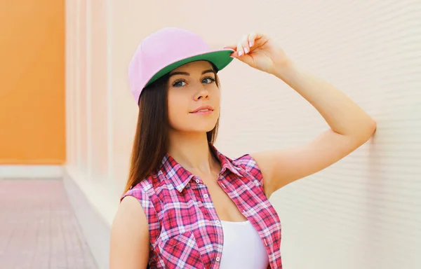 Retrato Uma Jovem Mulher Usando Boné Beisebol Rosa Uma Cidade — Fotografia de Stock