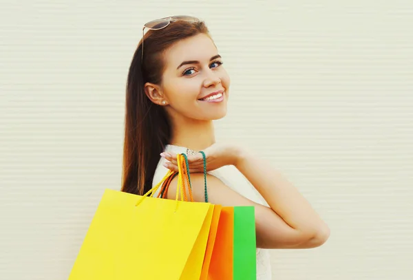 Retrato Una Joven Feliz Sonriente Con Bolsas Compras Sobre Fondo —  Fotos de Stock