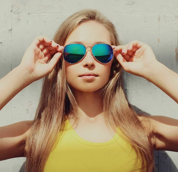 Retrato Cerca Una Hermosa Joven Rubia Con Gafas Sol Posando — Foto de Stock