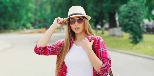 Portrait Young Woman Wearing Summer Straw Hat Shirt Backpack City — Stock Photo, Image