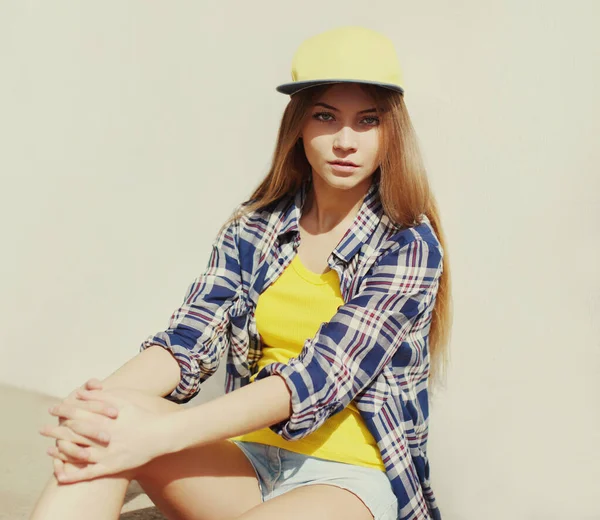 Portrait Close Beautiful Young Woman Wearing Baseball Cap Posing City — Stock Photo, Image