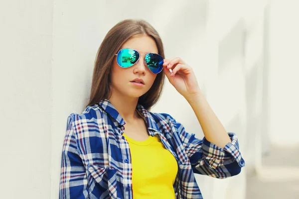 Portrait Close Beautiful Young Woman Wearing Sunglasses Posing City — Stok fotoğraf