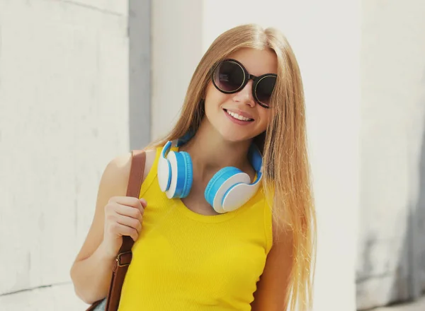 Portret Uśmiechniętej Młodej Kobiety Słuchawkami Słuchającymi Muzyki Mieście — Zdjęcie stockowe