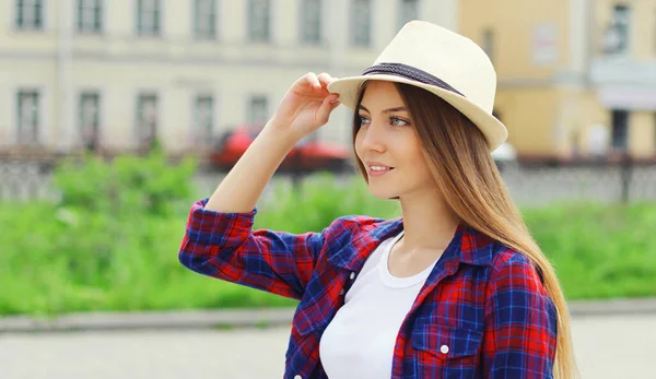 Retrato Uma Jovem Mulher Usando Chapéu Palha Verão Uma Cidade — Fotografia de Stock