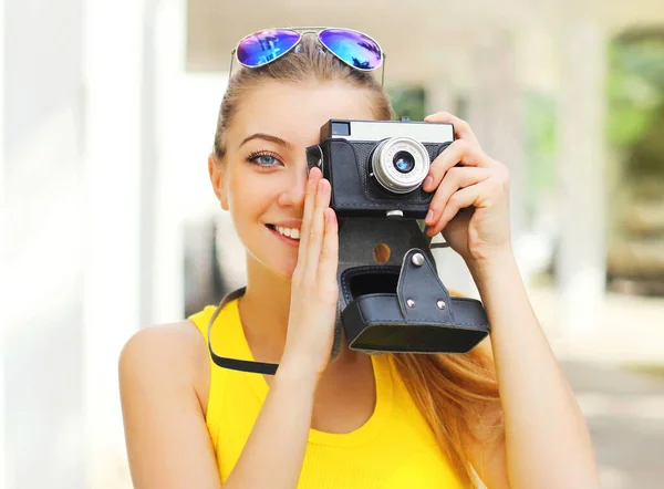 Портрет Счастливой Молодой Женщины Фотографа Винтажной Кинокамерой Летом — стоковое фото