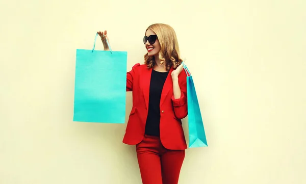 Retrato Feliz Sorridente Jovem Com Sacos Compras Vestindo Blazer Negócio — Fotografia de Stock