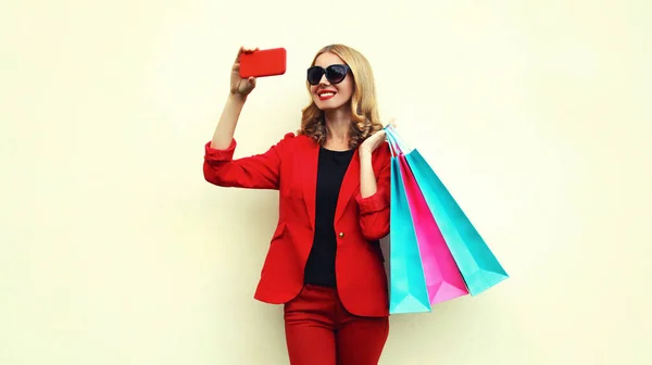 Mutlu Gülümseyen Genç Bir Kadının Portresi Telefonla Alışveriş Torbalarıyla Fotoğraf — Stok fotoğraf