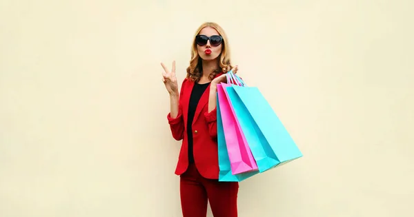 Retrato Bela Jovem Com Sacos Compras Soprando Seus Lábios Vermelhos — Fotografia de Stock