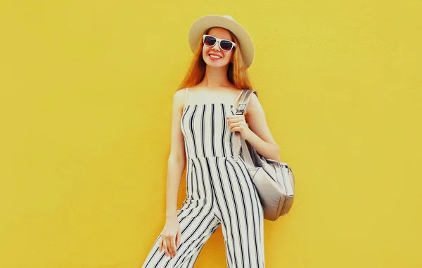 Hermosa Joven Sonriente Con Sombrero Paja Redondo Verano Mono Rayas — Foto de Stock