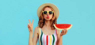 Genç bir kadının yaz portresi dudaklarını kırmızı rujla sümkürürken mavi arka planda bir karpuz dilimiyle