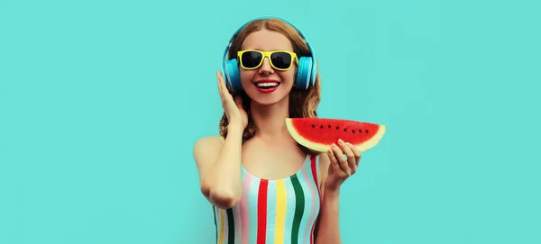 Summer Portrait Cheerful Happy Smiling Young Woman Headphones Listening Music — 스톡 사진