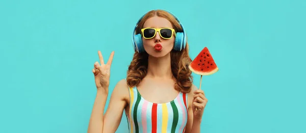 Summer Fashion Portrait Young Woman Headphones Listening Music Juicy Slice — Φωτογραφία Αρχείου