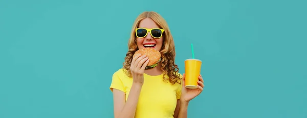 Porträt Einer Glücklich Lächelnden Jungen Frau Mit Fast Food Burger — Stockfoto