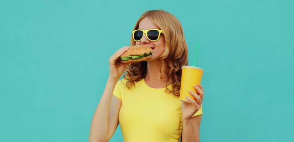 Portrét Zblízka Mladá Žena Rychlým Občerstvením Burger Pohár Džusu Sobě — Stock fotografie