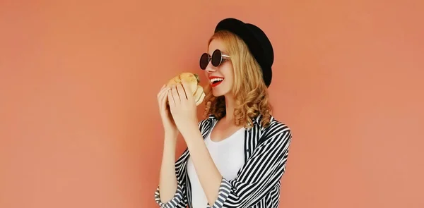 Portrét Šťastně Usmívající Mladé Ženy Ukazující Hamburger Fast Food Černém — Stock fotografie