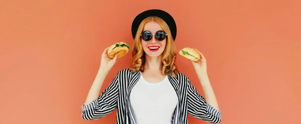 Portrét Šťastně Usmívající Mladé Ženy Ukazující Hamburger Fast Food Černém — Stock fotografie