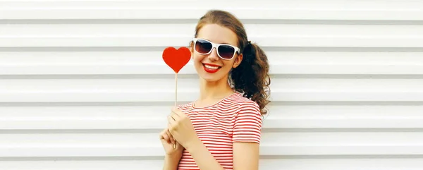 Porträt Einer Glücklich Lächelnden Jungen Frau Mit Rotem Herzförmigem Lutscher — Stockfoto