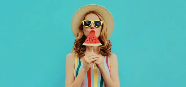 Retrato Verão Jovem Elegante Comendo Chupa Chupa Sorvete Forma Fatia — Fotografia de Stock