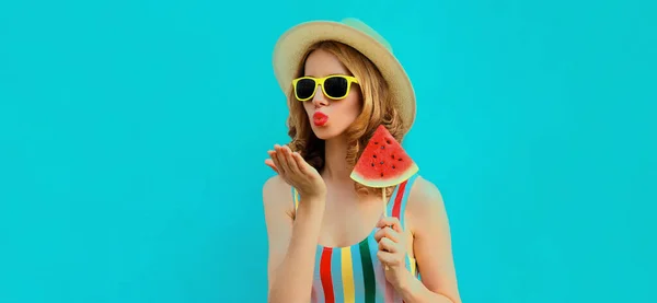 Retrato Verão Jovem Elegante Soprando Lábios Com Pirulito Sorvete Forma — Fotografia de Stock