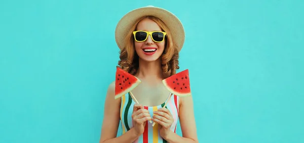 Verão Retrato Feliz Sorrindo Jovem Com Pirulito Sorvete Forma Fatia — Fotografia de Stock