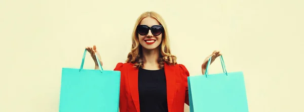 Retrato Close Bela Feliz Sorrindo Jovem Com Sacos Compras Coloridos — Fotografia de Stock