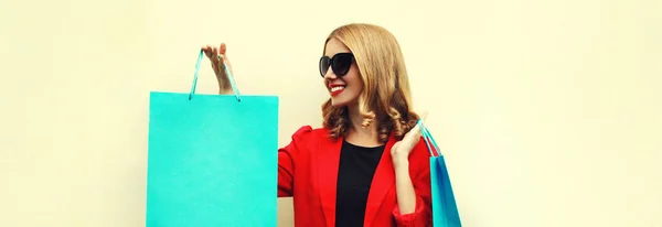 사업용 화염방사기를 착용하고 쇼핑백을 아름답고 행복하게 여성의 — 스톡 사진