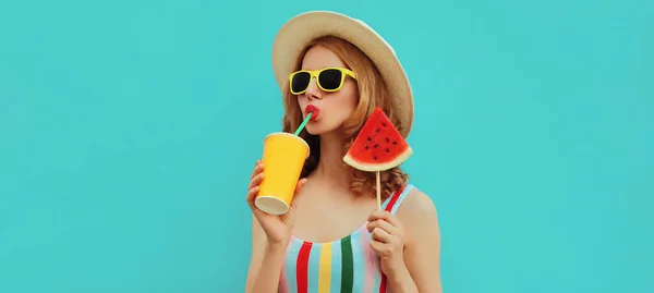 Verão Retrato Colorido Bela Jovem Mulher Bebendo Suco Com Pirulito — Fotografia de Stock