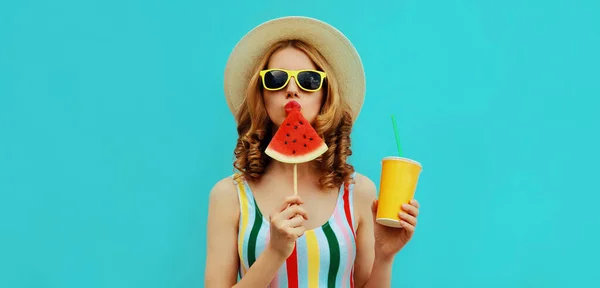 Verão Retrato Colorido Bela Jovem Mulher Bebendo Suco Com Pirulito — Fotografia de Stock