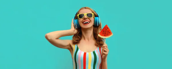Летний Красочный Портрет Веселой Счастливой Смеющейся Девушки Наушниках Слушающей Музыку — стоковое фото