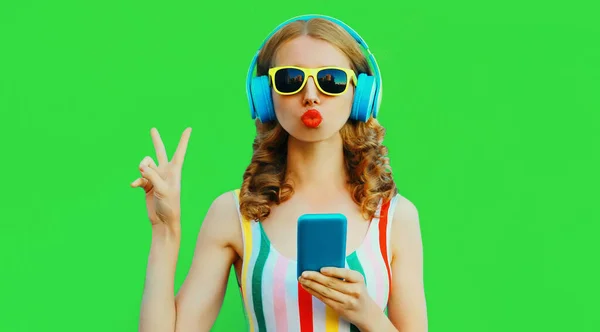 Летний Красочный Портрет Стильной Молодой Женщины Слушающей Музыку Наушниках Телефоном — стоковое фото