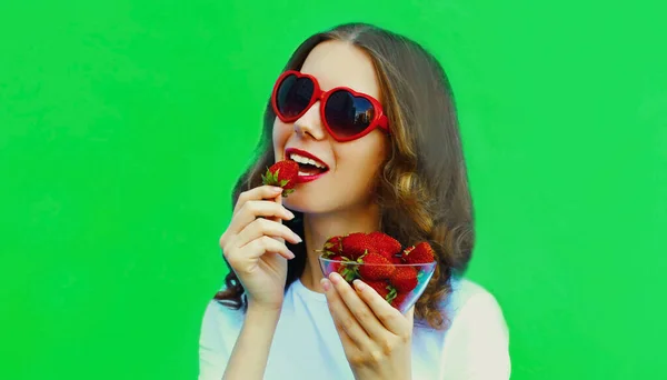 Retrato Cerca Feliz Mujer Sonriente Con Puñado Fresas Frescas Con — Foto de Stock