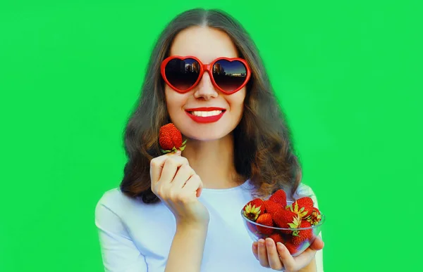 Retrato Cerca Feliz Mujer Sonriente Con Puñado Fresas Frescas Con — Foto de Stock
