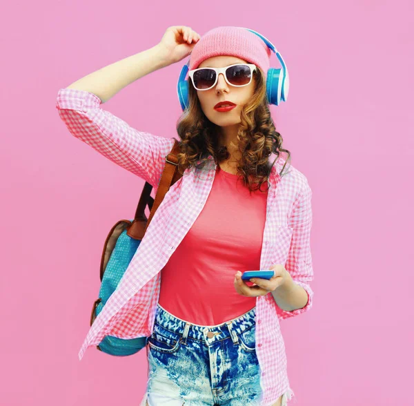 Літній Барвистий Портрет Стильної Сучасної Молодої Жінки Слухає Музику Навушниках — стокове фото