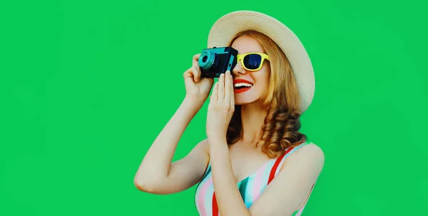 Летний Портрет Счастливой Улыбающейся Молодой Женщины Ретро Камерой Соломенной Шляпе — стоковое фото