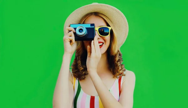 Καλοκαιρινό Πορτρέτο Μιας Χαρούμενης Νεαρής Γυναίκας Ρετρό Κάμερα Που Φοράει — Φωτογραφία Αρχείου