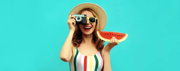 Verão Retrato Feliz Sorrindo Jovem Com Câmera Retro Fatia Melancia — Fotografia de Stock