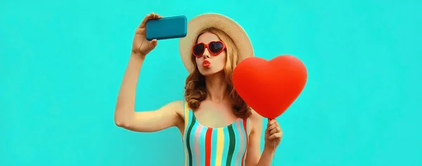 Retrato Verão Bela Jovem Que Tira Uma Selfie Por Smartphone — Fotografia de Stock