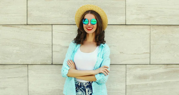 Retrato Feliz Sorrindo Jovem Mulher Vestindo Chapéu Palha Verão Cidade — Fotografia de Stock