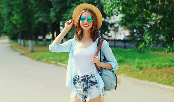 Retrato Verano Una Hermosa Joven Sonriente Con Sombrero Paja Mochila —  Fotos de Stock