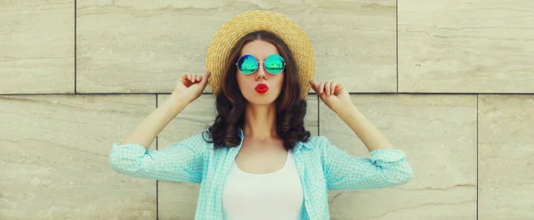 Verão Retrato Bela Jovem Modelo Soprando Lábios Usando Chapéu Palha — Fotografia de Stock