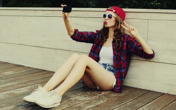 Portrait Une Adolescente Prenant Selfie Par Smartphone Portant Une Casquette — Photo