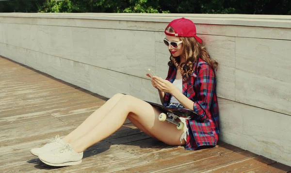 Εφηβικό Κορίτσι Smartphone Και Skateboard Φορώντας Κόκκινο Καπέλο Του Μπέιζμπολ — Φωτογραφία Αρχείου