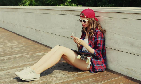 Ragazza Adolescente Con Smartphone Skateboard Indossando Berretto Baseball Rosso Seduto — Foto Stock