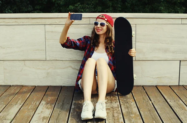 Teenager Mädchen Sitzt Mit Skateboard Und Macht Ein Selfie Smartphone — Stockfoto