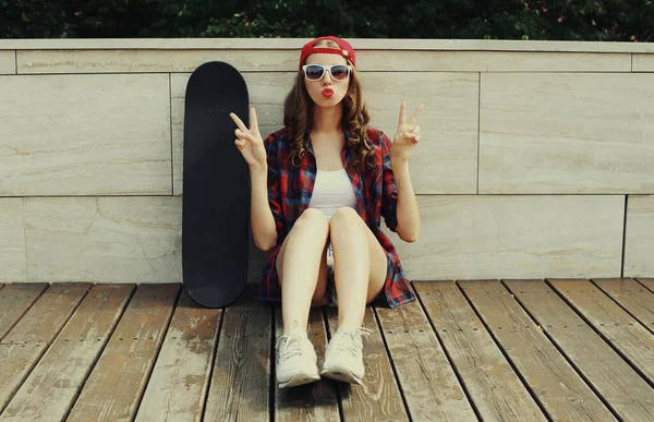 Glücklich Lächelnde Junge Frau Mit Skateboard Und Baseballmütze Auf Der — Stockfoto