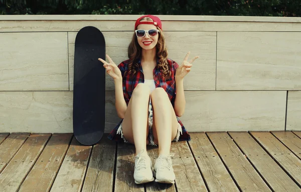 Glücklich Lächelnde Junge Frau Mit Skateboard Und Baseballmütze Auf Der — Stockfoto