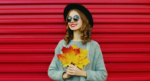 Herfst Portret Van Vrolijke Glimlachende Jonge Vrouw Met Gele Esdoorn — Stockfoto