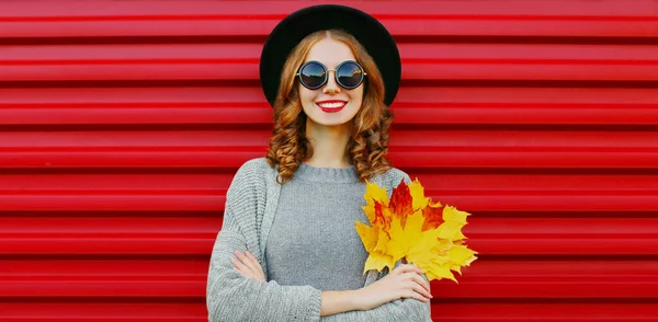 Jesienny Portret Uśmiechniętej Młodej Kobiety Żółtymi Liśćmi Klonu Czarnym Okrągłym — Zdjęcie stockowe